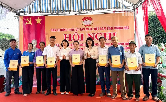 Phó Chủ tịch Thường trực Ủy ban MTTQ tỉnh Đỗ Thị Toán cùng đại diện lãnh đạo xã Quảng Ninh trao quyết định cho các thành viên Ban điều hành mô hình.