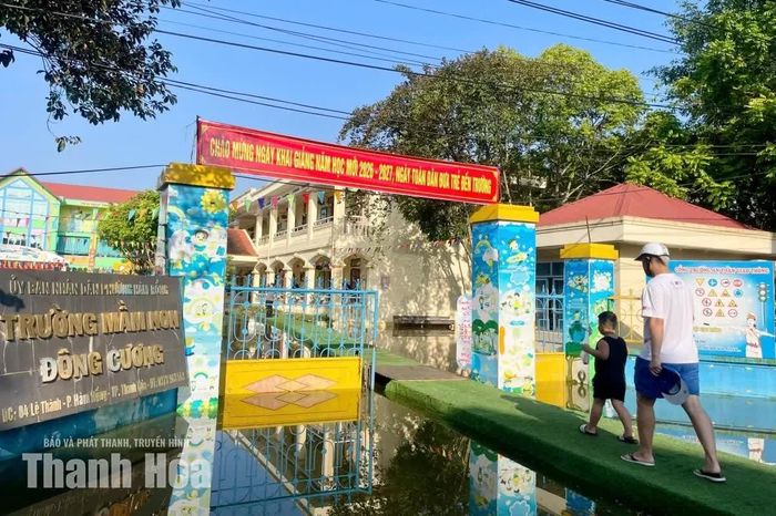 Nhà trường phải làm cầu tạm để phụ huynh và học sinh đi vào lớp.