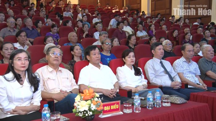 Đại biểu và các thế hệ nghệ sĩ, diễn viên Thanh Hoá qua các thời kỳ dự Ngày hội truyền thống Văn công chuyên nghiệp xứ Thanh năm 2026 .