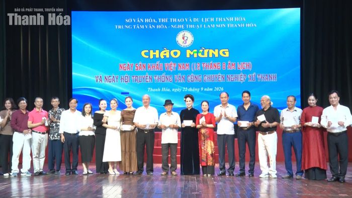 Lãnh đạo Sở Văn hoá, Thể thao và Du lịch Thanh Hoá trao quà cho các NSƯT.