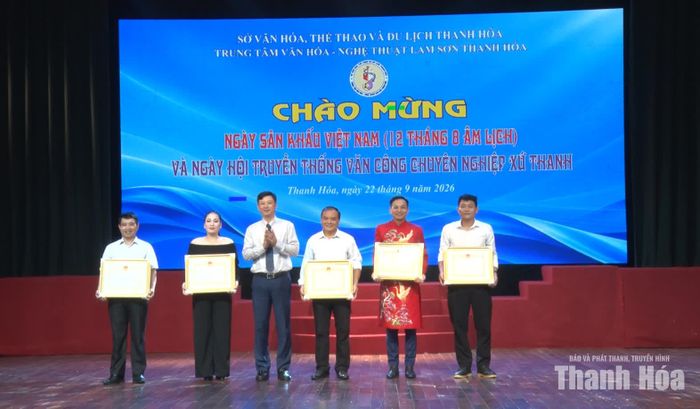 Giám đốc Sở Văn hoá, Thể thao và Du lịch Lê Văn Trung trao Bằng khen của Chủ tịch UBND tỉnh cho nghệ sĩ, diễn viên có thành tích trong năm 2025.