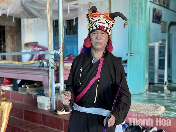 Bộ trang phục hành lễ được các thầy mo chỉnh trang trước khi bắt đầu nghi lễ mo tang ma.