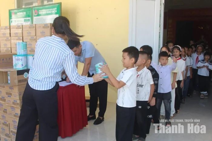 Trẻ em nhận sữa dinh dưỡng tại xã Cổ Lũng.