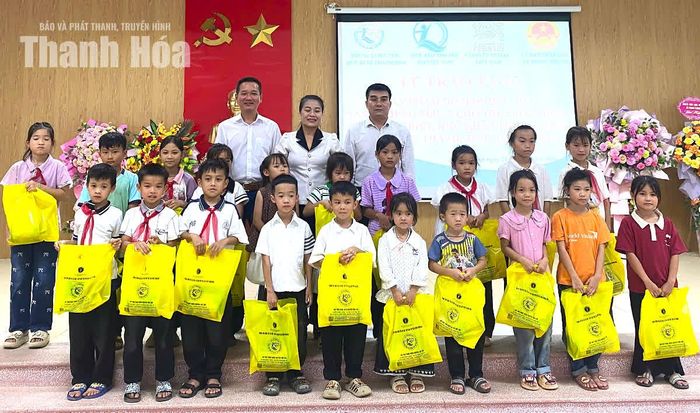Các đại biểu trao sữa dinh dưỡng cho trẻ em có hoàn cảnh khó khăn tại xã Trung Thành.