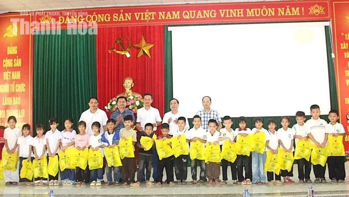 Đại diện Trung tâm Công tác xã hội - Quỹ Bảo trợ trẻ em tỉnh trao sữa dinh dưỡng cho trẻ em tại xã Cổ Lũng