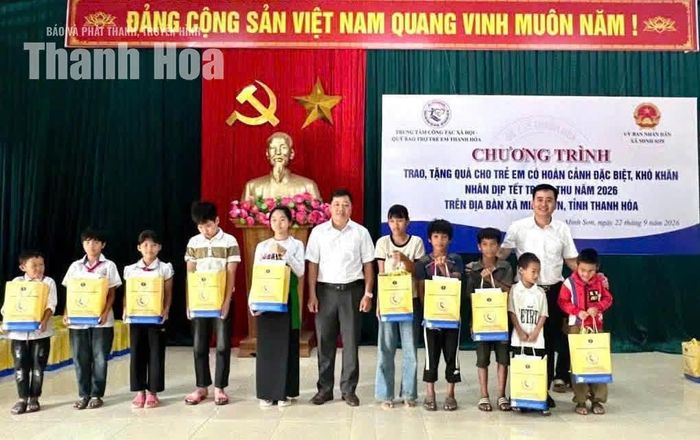 Ông Hoàng Duy Xuyên - Giám đốc Trung tâm Công tác xã hội - Quỹ Bảo trợ trẻ em Thanh Hóa trao quà cho trẻ em có hoàn cảnh khó khăn tại xã Minh Sơn.