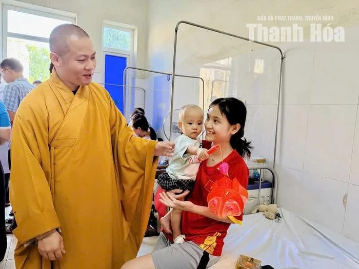 Chương trình “Dạ Nguyệt đoàn viên” và trao quà cho bệnh nhi tại Bệnh viện Đa khoa Hậu Lộc.