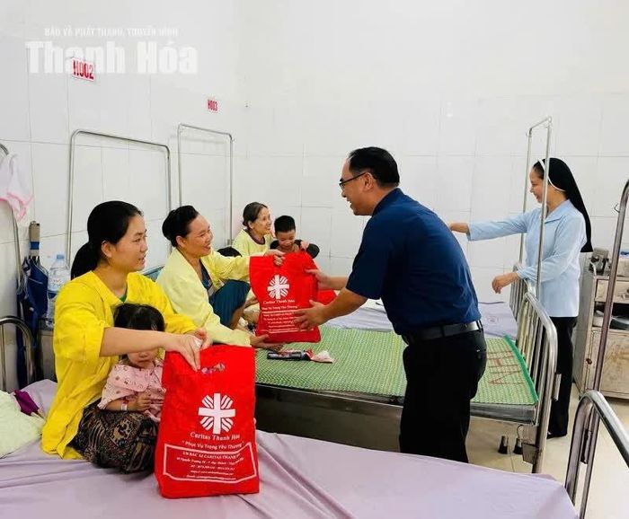Trao quà Trung thu cho bệnh nhi tại Bệnh viện Đa khoa Thọ Xuân.