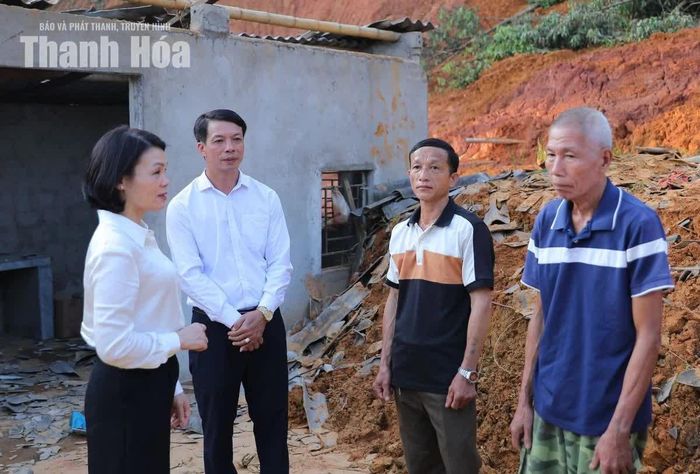 Phó Chủ tịch Thường trực Ủy ban MTTQ tỉnh Đỗ Thị Toán động viên các gia đình nỗ lực vượt qua khó khăn sớm ổn định cuộc sống.