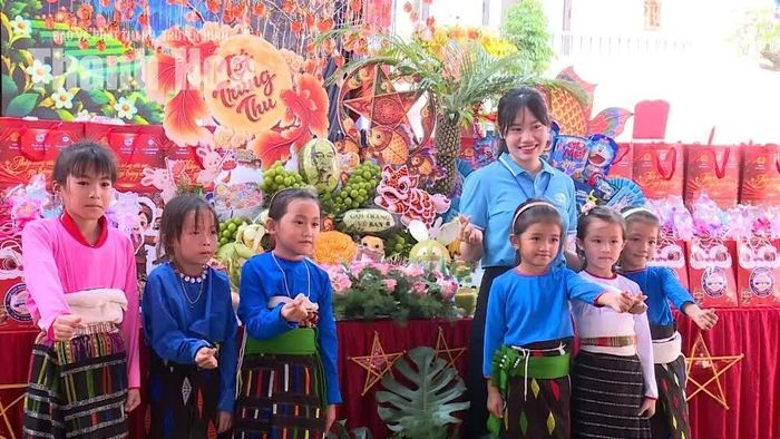 Các em thiếu nhi được chụp ảnh, check-in tại “Cổng trăng Yên Khương”, viết và treo những điều ước lên cây ước mơ, tham gia các trò chơi tập thể và thưởng thức nhiều tiết mục văn nghệ đặc sắc.