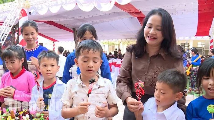 Các em cũng được xem múa rối nước, giao lưu cùng chú hề, trải nghiệm nặn tò he, tạo hình bóng nghệ thuật và tham gia nhiều hoạt động vui chơi hấp dẫn.