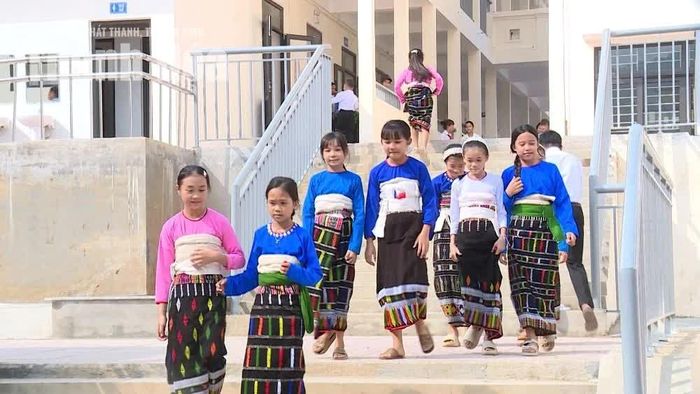 Em Lương Tuyết Như, học sinh lớp 4C, Trường Phổ thông Dân tộc nội trú TH&THCS Yên Khương cho biết: Em rất vui và hạnh phúc khi được tham gia các hoạt động trung thu cùng bạn bè.