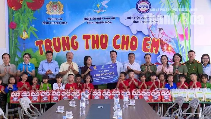 Dịp này, Ban Tổ chức đã trao những phần quà trung thu đến các em thiếu nhi, động viên các em nỗ lực học tập, đón Tết Trung thu vui tươi, đầm ấm. Đặc biệt, các em còn được tham gia buffet chiều với hơn 1.200 suất ăn.