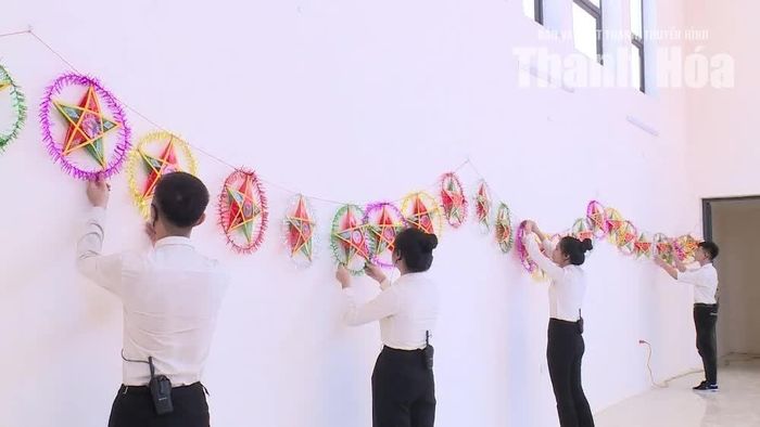 Ban Tổ chức trang trí chuẩn bị cho chương trình.