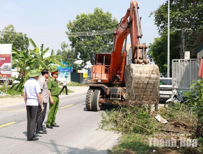 Lãnh đạo xã Thiệu Hóa kiểm tra công tác khắc phục hậu quả sau mưa lũ.