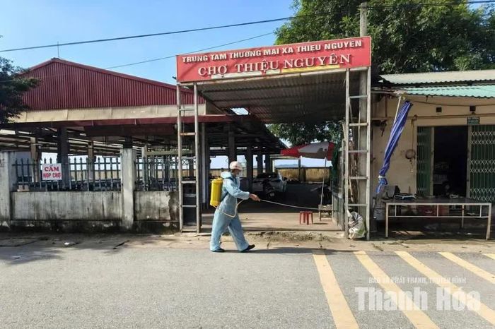 Lực lượng chức năng tổ chức phun tiêu độc, khử trùng tại các khu vực có nguy cơ phát sinh dịch bệnh sau mưa lũ.