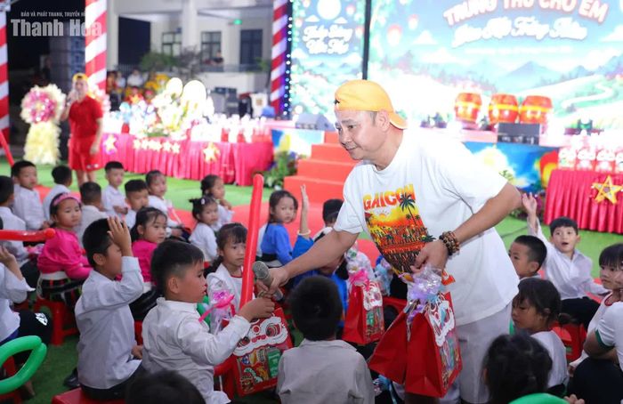 Các đồng chí lãnh đạo tỉnh và nghệ sĩ trao quà, vui trung thu cùng các em học sinh trong đêm hội.