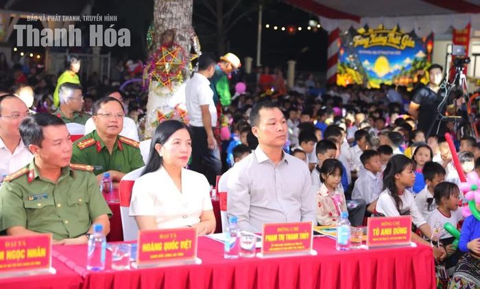 Đồng chí Tô Anh Dũng, Phó Bí thư Tỉnh ủy, Chủ tịch UBND tỉnh cùng các đại biểu dự chương trình.