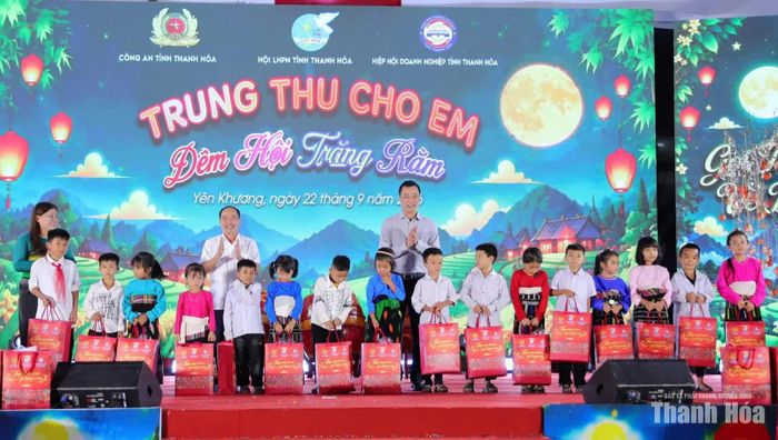 Các đồng chí: Tô Anh Dũng, Phó Bí thư Tỉnh ủy, Chủ tịch UBND tỉnh; Lê Tiến Lam, Phó Chủ tịch Thường trực HĐND tỉnh trao quà cho các em học sinh.