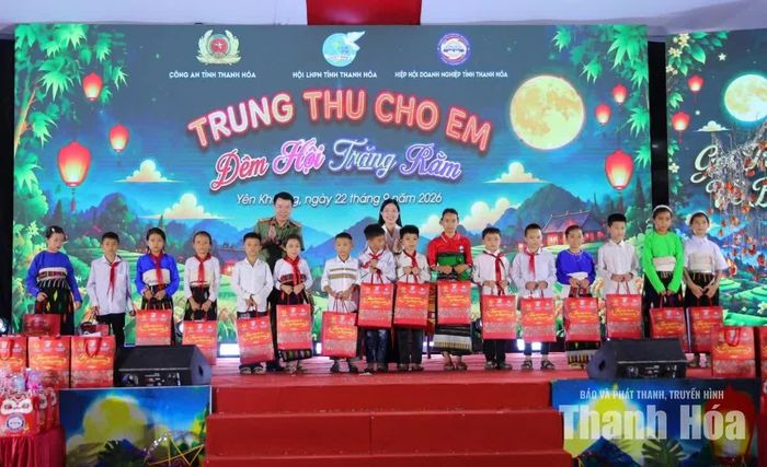 Các đồng chí: Phạm Thị Thanh Thủy, Chủ nhiệm Ủy ban Kiểm tra Tỉnh ủy; Hoàng Quốc Việt, Giám đốc Công an tỉnh trao quà cho các em học sinh.