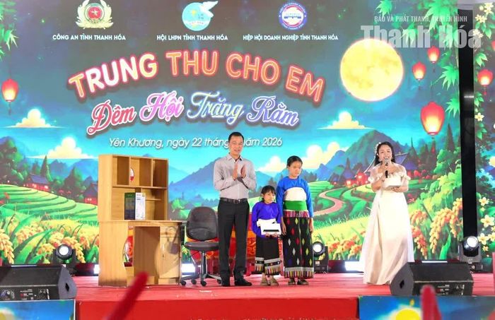 Chủ tịch UBND tỉnh Tô Anh Dũng tặng quà cho em Lương Ánh Nguyệt và Ngân Bảo Hân.