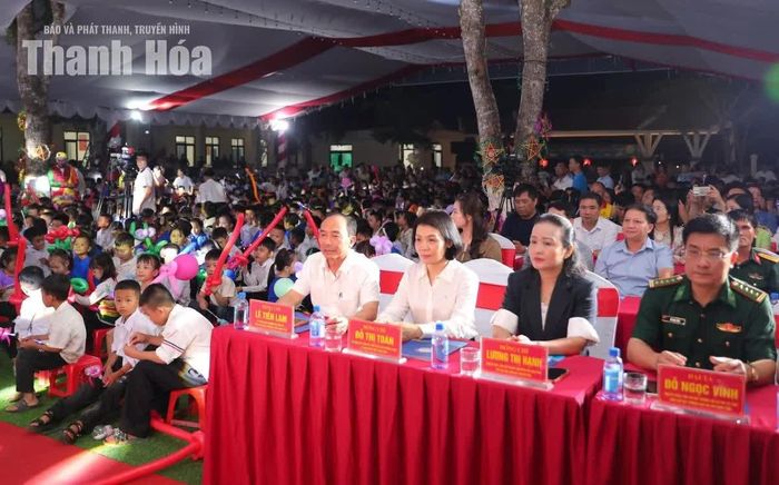 Phó Chủ tịch Thường trực HĐND tỉnh Lê Tiến Lam cùng các đại biểu dự chương trình.