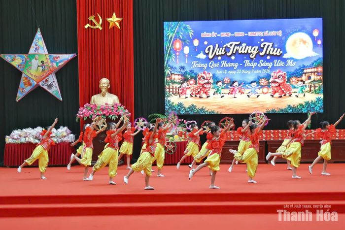 Nhiều tiết mục văn nghệ hấp dẫn được các em thiếu nhi biểu diễn tại đêm hội.