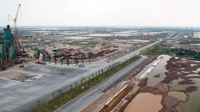 Công trình được khởi công từ tháng 12/2025, cùng thời điểm triển khai sân vận động VinFast - Trống Đồng. 