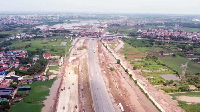 Ở phía Quốc lộ 1A, các đơn vị thi công tiếp tục làm mặt đường, cống thoát nước, hạ tầng ngầm và cảnh quan. 