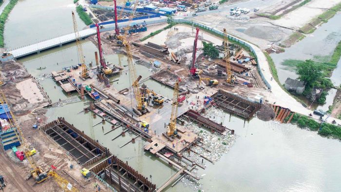 Cây cầu bắc qua sông Nhuệ cũng đang được xây dựng. 