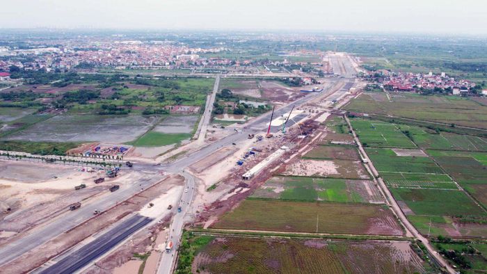 Máy móc và nhân lực được huy động tại nhiều vị trí trên công trường. 
