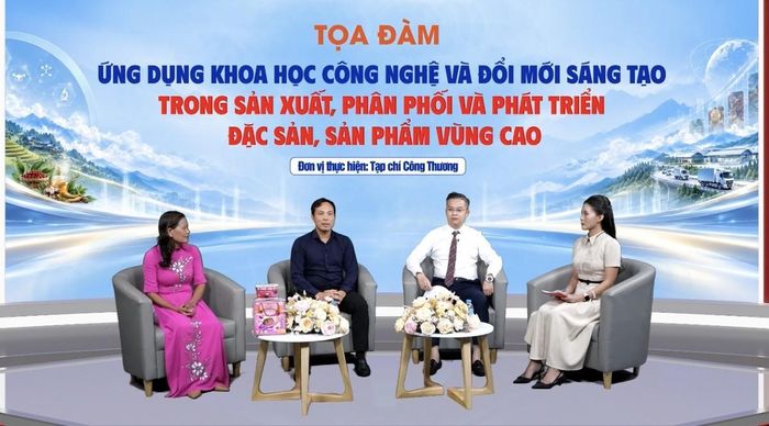 Các diễn giả tại tọa đàm. Ảnh: TCCT.