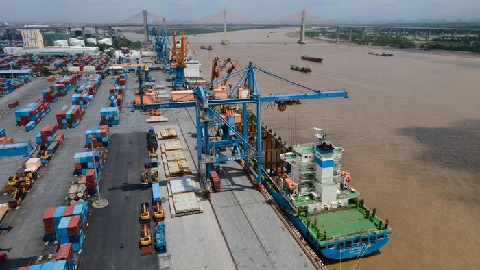 Nửa đầu tháng 9, nhập khẩu tăng gần gấp ba xuất khẩu, nhập siêu 2,8 tỷ USD. Ảnh: Việt Dũng