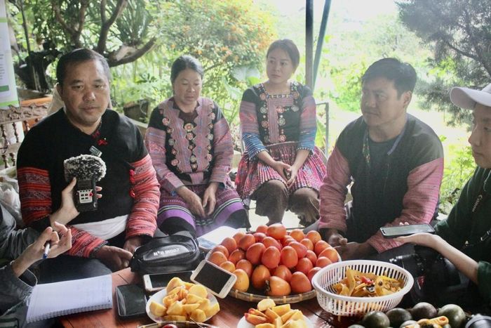 Ông Tráng A Cao và một số xã viên trong Hợp tác xã. Ảnh: Chu Khôi.
