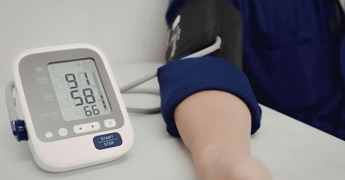 Người dân cũng có thể chủ động theo dõi huyết áp tại nhà bằng thiết bị đã được kiểm định. Ảnh: Bệnh viện Đa khoa Gia Định