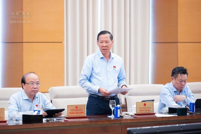 Chủ nhiệm Ủy ban Kinh tế và Tài chính Phan Văn Mãi trình bày Báo cáo thẩm tra sơ bộ. Ảnh: Cổng thông tin điện tử Quốc hội.