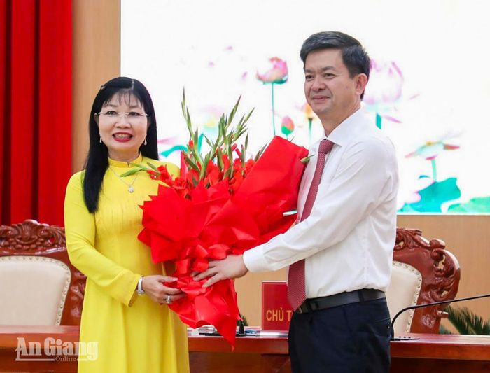 Ủy viên Trung ương Đảng, Bí thư Tỉnh ủy An Giang Lê Quang Tùng tặng hoa chúc mừng Chủ tịch HĐND tỉnh An Giang Trần Thị Thanh Hương.