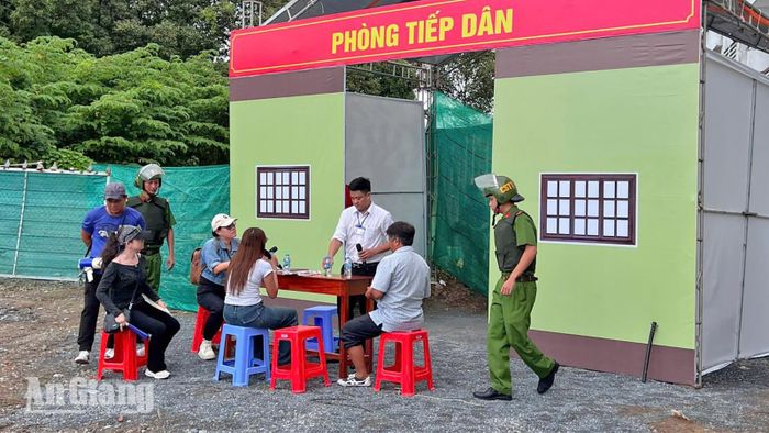 Lực lượng Công an và Dân quân cơ động phường Long Xuyên thực hành xử lý tình huống giả định.