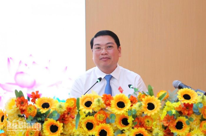 Phó Chủ tịch UBND tỉnh An Giang Lê Trung Hồ thông qua các tờ trình tại kỳ họp.