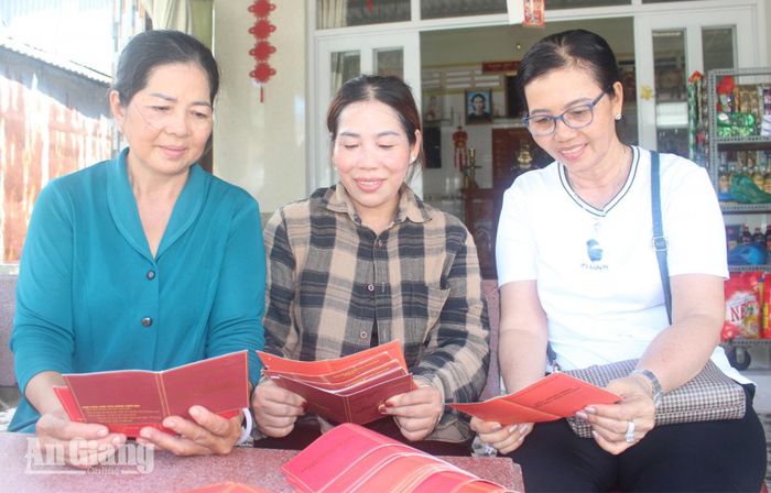 Bà Nguyễn Thị Mộng Tuyền (bìa phải) là một trong những "cầu nối" lan tỏa phong trào hiến máu tình nguyện tại ấp Hòa Phú 4.