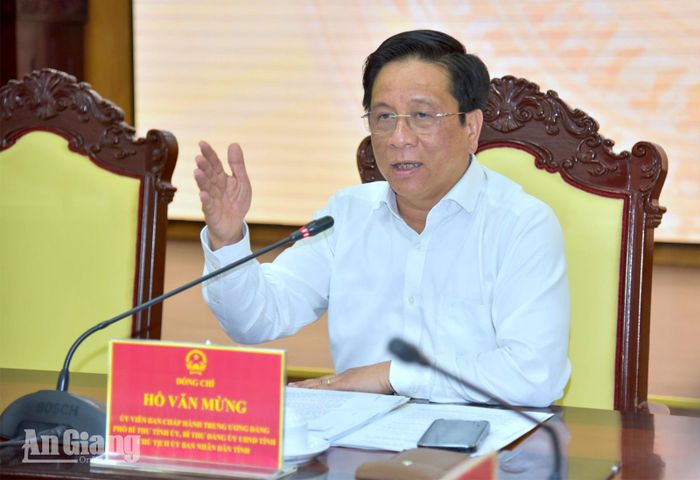 Ủy viên Trung ương Đảng, Phó Bí thư Tỉnh ủy, Chủ tịch UBND tỉnh An Giang Hồ Văn Mừng chủ trì cuộc họp.