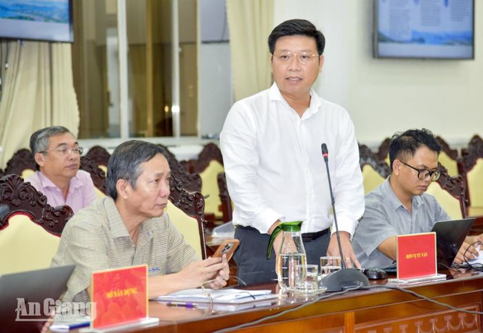 Đại diện đơn vị tư vấn quy hoạch báo cáo tại cuộc họp.