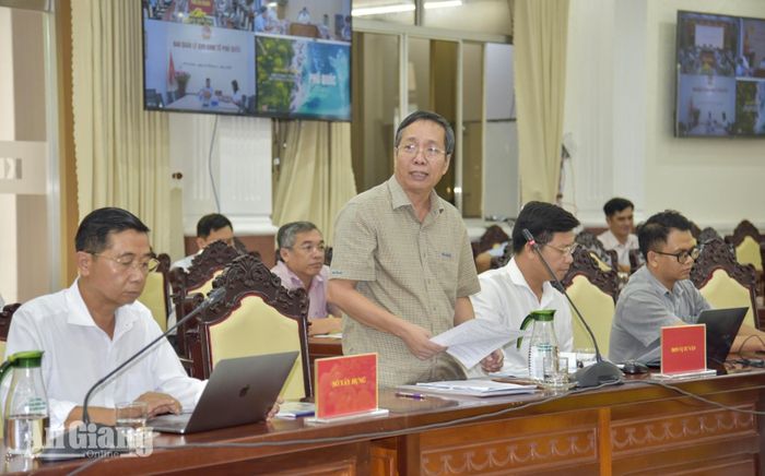 Đại diện Sở Xây dựng báo cáo tại cuộc họp về các nội dung liên quan đến điều chỉnh quy hoạch chung Phú Quốc.