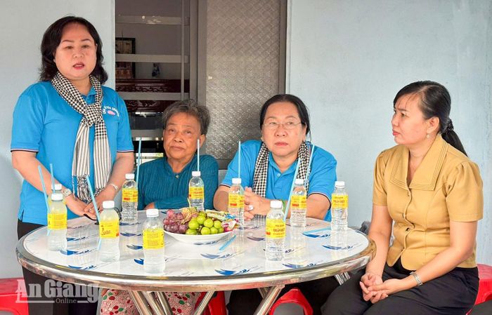 Bà Trần Thu Hồng, nguyên Bí thư Huyện ủy Kiên Lương phát biểu tại buổi lễ bàn giao nhà.