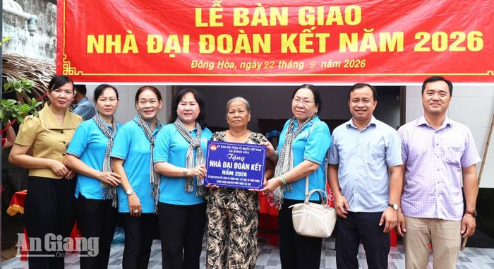 Lãnh đạo xã Đông Hòa cùng nhà tài trợ bàn giao nhà Đại đoàn kết cho bà Võ Thị Khéo, ngụ ấp 7 Xáng.