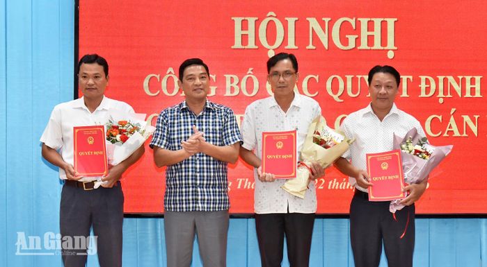 Chủ tịch UBND xã Giang Thành Tạ Hiệp trao quyết định điều động, phân công công chức khối chính quyền.