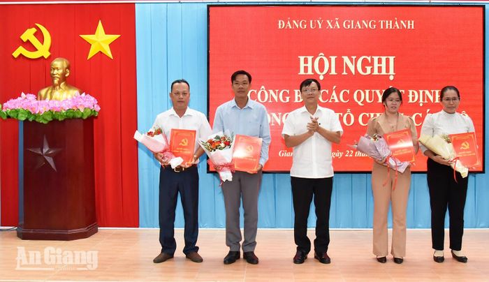 Phó Bí thư Thường trực Đảng ủy xã Giang Thành Võ Văn Bình trao quyết định điều động các công chức khối Đảng.