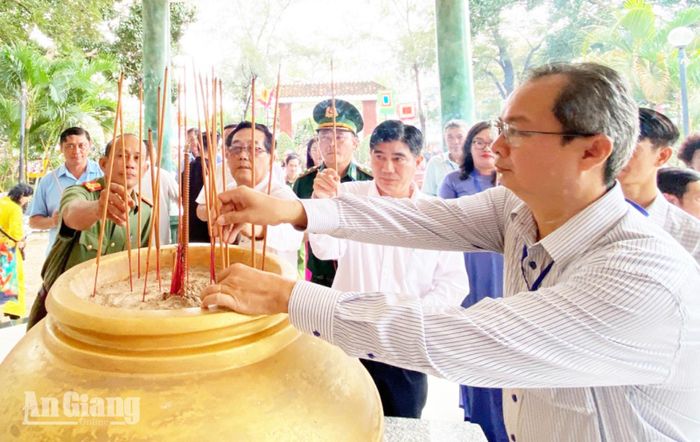 Thắp hương tri ân các anh hùng, liệt sĩ tại nhà bia ghi danh tưởng niệm phường Thới Sơn.