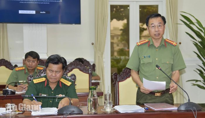 Đại diện Ban Giám đốc Công an tỉnh An Giang phát biểu tại hội nghị.