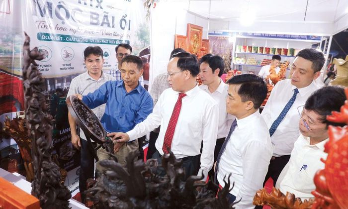 Đồng chí Phạm Văn Thịnh, Ủy viên Ban Thường vụ Thành ủy, Phó Chủ tịch UBND thành phố và các đại biểu thăm gian hàng tại hội chợ.